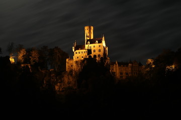 Obraz premium Schloss Lichtenstein bei Nacht mit Beleuchtung