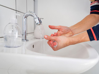 Frau wäscht sich die Hände