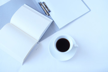 白いビジネスイメージ（コーヒーと本とファイル）