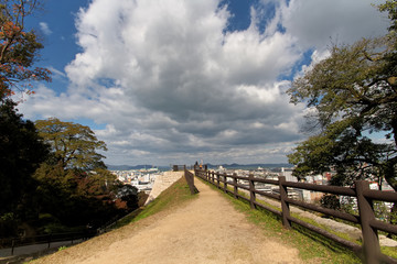 Fototapeta na wymiar 秋の丸亀城の風景