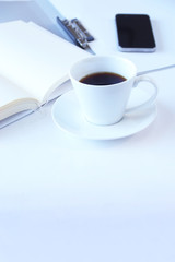 Fototapeta na wymiar 白いビジネスイメージ（コーヒーと本とファイルとスマホ）