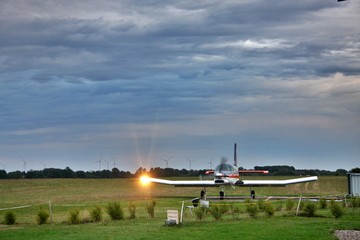 Propellerflugzeug mit Licht