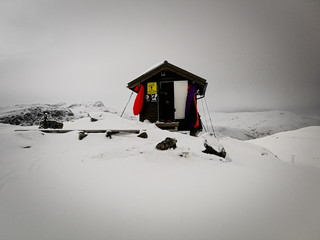 Hardangervidda  Norweia Styczeń 2020. Domek ratowniczy, schron w Parku Narodowym Hardangervidda w drodzę na Trolltunga.