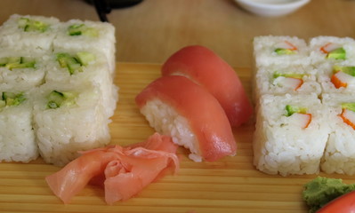 Sushis et makis sur une planche de bois.