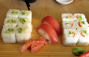 Sushis et makis sur une planche de bois.