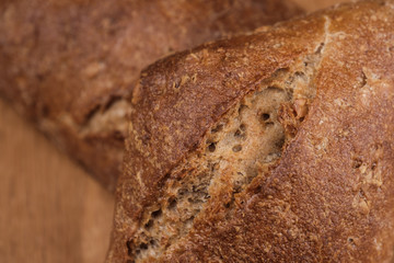 Detail von zwei knackigen knusprigen Brötchen (Makro)