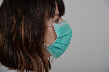 Frau female Portrait mit maske atemmaske schutzmaske vor corona virus covid-19