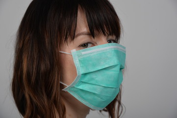 Frau female Portrait mit maske atemmaske schutzmaske vor corona virus covid-19