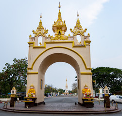 Fototapeta na wymiar gateway to buddhist temple