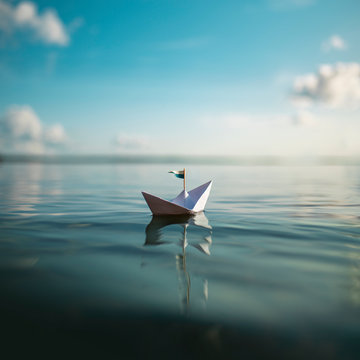 Freiheit - kleines Papierschiff auf dem Meer