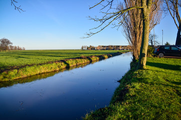 Precioso canal rodeado de prados en Marken