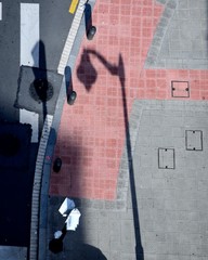 Vista aérea de acera de Bilbao con alcantarillas y sombras de lamparas