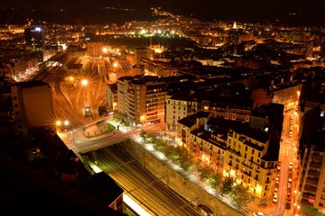 Fototapeta na wymiar Paisaje nocturno de una ciudad y una estación de tren