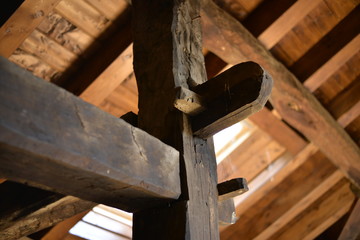 Detalle de nudo estructural en una construcción antigua de madera