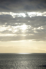 Naklejka na ściany i meble Rayos de sol sobre el mar