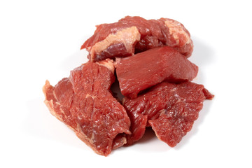 morceaux de boeuf à bourguignon sur un fond blanc