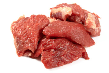 morceaux de boeuf à bourguignon sur un fond blanc