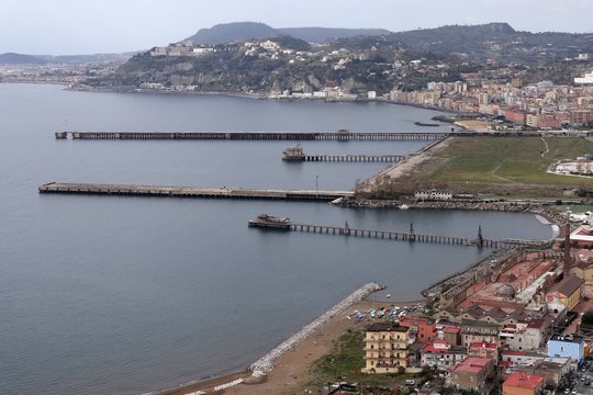 Napoli - Pontili di Bagnoli dal Parco Virgiliano