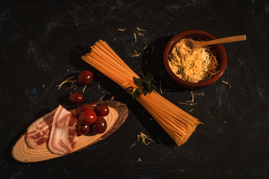 Espaguetis con tomate, queso y beicon, para comer