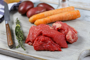 morceaux de boeuf à bourguignon et légumes