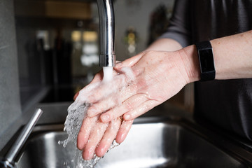 Corona Virus Reiseverhütung Hände und Wasser waschen. Händehygiene bei Ausbruch des Coronavirus. Schutz durch häufiges Händewaschen 