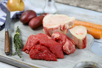 morceaux de boeuf à bourguignon et légumes