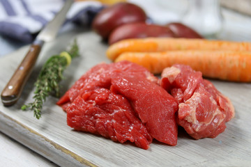 morceaux de boeuf à bourguignon et légumes