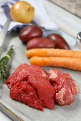morceaux de boeuf à bourguignon et légumes