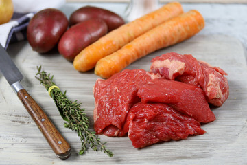 morceaux de boeuf à bourguignon et légumes