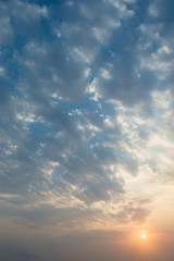 オレンジ色の夕日と雲