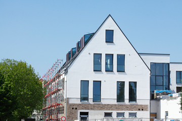 Mehrfamilienhaus, wohngebäude,  Baustelle, weißer Rohbau , Diepholz, Niedersachsen, Deutschland, Europa