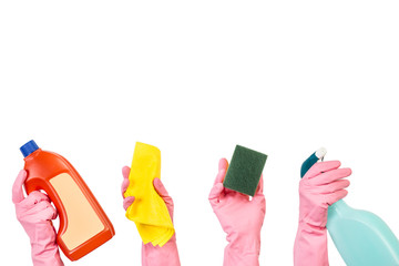 Manos con guantes de látex rosa sosteniendo productos de limpieza, botella, esponja, paño sobre un fondo blanco liso y aislado. Vista de frente. Copy space. Concepto: Limpieza - obrazy, fototapety, plakaty