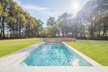 Piscine terrasse et jardin à la maison
