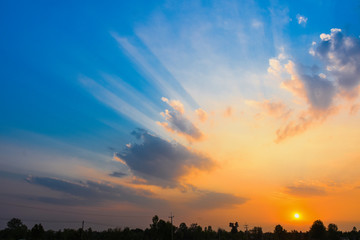 Obraz premium Bright orange sky and light of the sun.