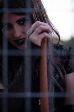 chica vestida de negro con el bate de The Walking Dead. 