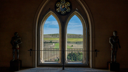 Bogenfenster mit Landschaft