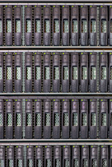 Obraz premium Datensicherung Festplatten für ein Blade Enclosure im Rechenzentrum - Bladecenter Netzwerk in einem Server-Rack 