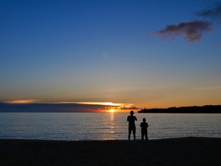Fototapeta premium 美しい夕焼けと2人のシルエット