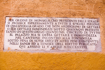 Roma, traduction: "by order of the Bishop of the streets it is forbidden to throw garbage into the circuit of this building, under penalty of 10 scudi. April 5, 1746"