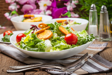 Mixed salad with croutons.