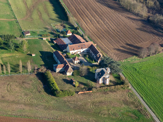 vue aérienne d'une ferme à Gisors dans l'Eure en France