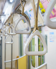 Fototapeta premium 電車の吊り革 / 感染症のイメージ