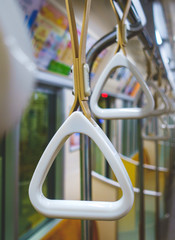 電車の吊り革 / 感染症のイメージ