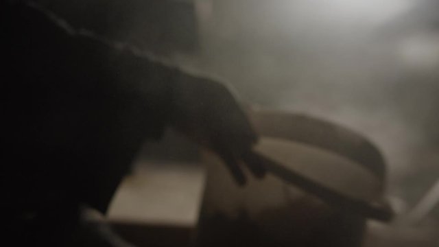 Mann r&auml;umt in seiner Werkstatt auf