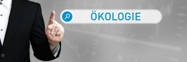 Ökologie. Mann im Anzug zeigt mit dem Finger auf ein Suchfeld. Das Wort Ökologie steht in der Suche. Symbol für Business, Finanzen, Statistik, Analyse, Wirtschaft