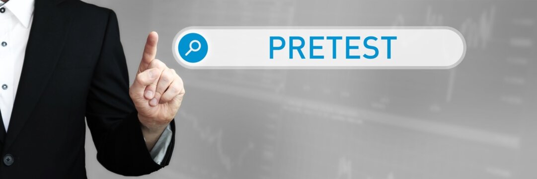 Pretest. Mann im Anzug zeigt mit dem Finger auf ein Suchfeld. Das Wort Pretest steht in der Suche. Symbol f&uuml;r Business, Finanzen, Statistik, Analyse, Wirtschaft