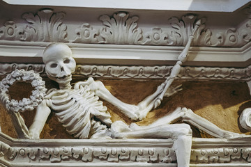 Personnage squelette sculpté dans la pierre