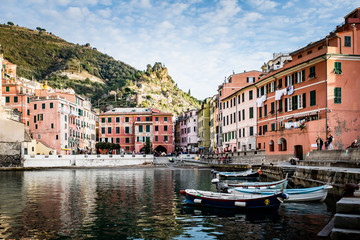 Village de Manarola avec des maisons aux façades colorées, village typique des Cinque Terre, Italie