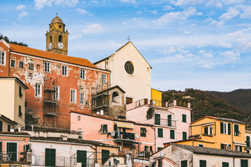 Village de Manarola avec des maisons aux façades colorées, village typique des Cinque Terre, Italie
