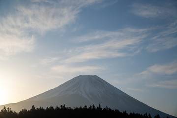 Fototapeta premium 富士山と日の出 晴れ空